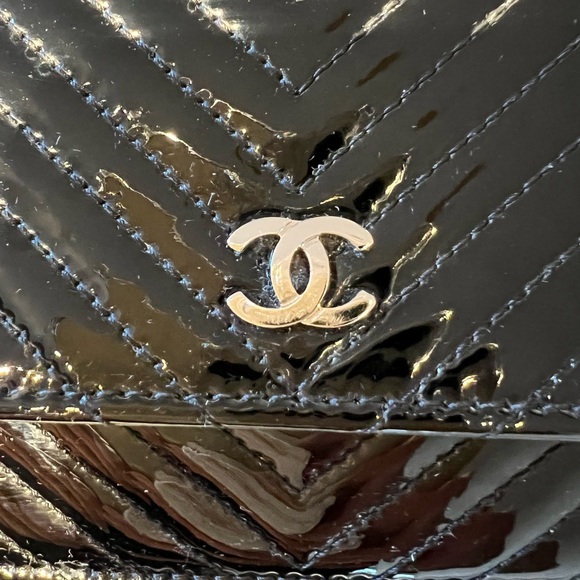 Pre-loved Chanel black Quilted Patent Leather Brilliant , clutch bag. - Picture 2 of 11